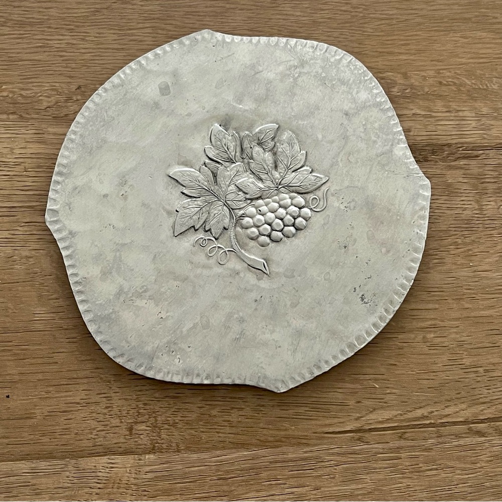 Vintage Everlast oval Hand‎ forged hammered aluminum trivet Grape and leaves 6”